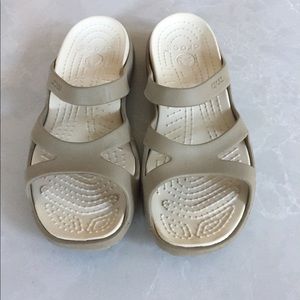 CROCS WOMENS SANDALS SIZE 9 lLIKE NEW